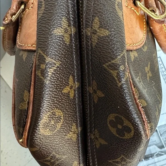 Louis Vuitton Monogram Deauville 
Date Code MI 0037 ( the best I can make of it) - Picture 6 of 15